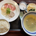 過橋米線 - この丼にスープ入れてくるなら、向こうで調理してもらった方が嬉しい(家内の一人言)