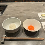 Yakiniku Ushigoro - 黄身が濃厚で、お肉を黄身にダイブさせたあと、半分に割ったご飯を包ん一口で。残った半分のご飯は残った黄身と一緒に卵かけご飯風に。