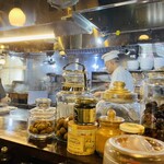 麺屋あごすけ - カウンター席より厨房よく見える