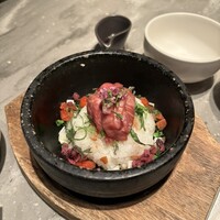 焼肉うしごろ 横浜店 - カリカリ梅とシソが入ってていいアクセント。とっても美味しかった。