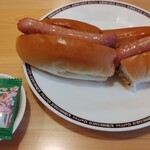 Komeda Kohi Ten - ホットドッグと豆菓子