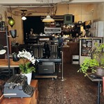 アールジェイカフェ - 活版印刷機のあるヴィンテージな店内