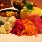 米山カリー食堂 - ２種副菜付き…牛タンカリー＆合挽肉のキーマカリー1,760円…提供時