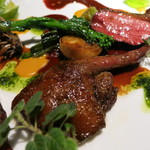 エクアトゥール - 26年2月　ミルクピジョンのロティ　香草ヴィネグレットと赤ワインソース　アップ　（あちき）　