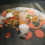 エクアトゥール - 26年2月　パリパリの生地で覆ったライチとグレープフルーツのアイス　ローズマリー風味のショコラブランとタルトレイズのソース