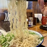 中華蕎麦 春馬 - 小麦香る中太ちぢれ麺をリフトUP⤴️