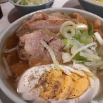 Chiechan Ramen - 醤油系？塩系？はたまたと味付けとして悩ましいつけ汁は、カット茹で卵に薬味ネギ、様々な形のチャーシュー、そして器に潜むもやしとキャベツと具がたっぷり！これではつけ麺ではなく「載せ麺」になってしまうため