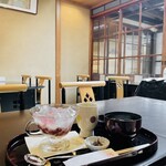 Daigoku Den Hompo - 店内の様子　坪庭の眺めと、天窓から降り注ぐ日差しが心地よい。