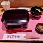 ビフテキ重・肉飯 ロマン亭 - 可憐な色合いお盆で到着。