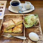 喫茶 黒猫 - モーニングセット（Bセットホットサンド）ハム&たまご650円。サラダ、ゆで卵付き。マイルドブレンドHOTを選択。