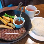 BLACK POT - ★★★★ステーキランチ 1000円 お昼から大きなステーキが食べれてCP 高く満足。ミネストローネ スープ もついて お得感 アップ。ソースがいまいちなのが残念。 酸味の強い 和風ソースにすれば満点！