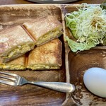 喫茶 黒猫 - モーニングセット（Bセットホットサンド）ハム&たまご650円。サラダ、ゆで卵付き。ホットサンドが美味しい。