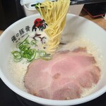 Ore No Tonkotsu - 白泡豚骨(税込850円)
                        麺は細ストレート麺を針金でオーダーしたのでパツパツとした食感で好み
                        全体としては軽めで食べ易い泡豚骨ラーメンという印象でした