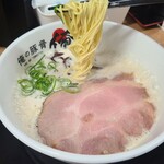 俺の豚骨 - 白泡豚骨(税込850円)
            麺は細ストレート麺を針金でオーダーしたのでパツパツとした食感で好み
            全体としては軽めで食べ易い泡豚骨ラーメンという印象でした