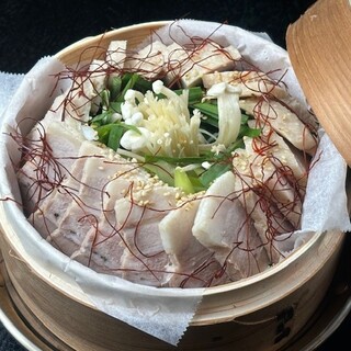 肉厚でジューシーな国産豚肉を楽しめる【ポッサム】も必見です◎