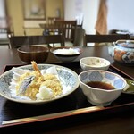 Kaku ou - ◆天ぷら定食(900円：税込）・・とろろや色々ついて美味しそう。