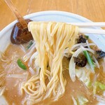 巨摩ラーメン - 味噌タンメンの麺
