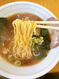 Koma Ramen - 醤油ラーメンの麺