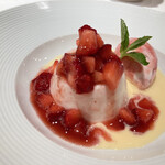 レ・シャンドール - ココナッツブラマンジェ、
      　苺とヨーグルトのシャーベット
      　☘️ココナッツ大好物なので感動‼️
      　　苺のソースとのバランスも良かったです❗️