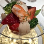 Reshandoru - アミューズブーシュ
                        　赤足海老と帆立、木苺のソース
                        　☘️大粒の具材に酸味のソースが爽やかでした❗️