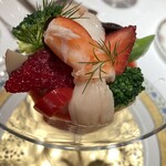 241610806 - アミューズブーシュ
                        　赤足海老と帆立、木苺のソース
                        　☘️大粒の具材に酸味のソースが爽やかでした❗️