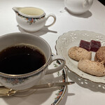 レ・シャンドール - コーヒー又は紅茶
      　3種のプティフールもコーヒーに良く合いました❗️