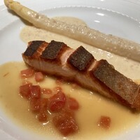 レ・シャンドール - 魚料理
                　桜ますとフランス産ホワイトアスパラガス
                　☘️２種のソースが、それぞれの具材に
                　　ぴったり合ってました。