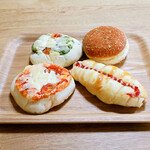 パリクロアッサン - 料理写真:モッツアレラバジル、モッツアレラトマト、ソーセージロール、「補給艦おうみ」ビーフカレーパン