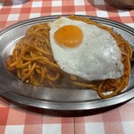 スパゲッティーのパンチョ - ナポリタン目玉焼き¥990