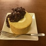 ナニワヤ・カフェ - ロールケーキ(ゆであずき添え)
