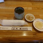 とんかつ大関 - お茶、沢庵、もやし、おしぼり