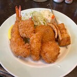 洋食 小春軒 - 特製盛り合わせ。（左から）エビフライ、一口カツ、白身魚、コロッケ、ホタテ、イカ焼き、カジキマグロ。