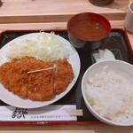とんかつまるや 田町店 - ★★★★ロースカツ定食 800円 十分な大きさと 厚みがあり ご飯も大盛り無料 で 赤だしはCP 高い。 キャベツ おかわり 有料なのは 残念 。 あとキャベツ用の青じそドレッシングを常備すれば完璧。