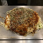 Hiroshima Fuu Okonomiyaki Hinachan - スペシャル肉玉そば(イカ・エビ)