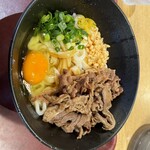 Nidaime Jimpachi - 東京伊勢うどん 卵、肉のせ 1080円。大盛り無料