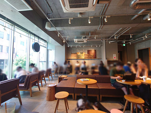 ◉STARBUCKS　COFFEECAFE➕コーヒーショップ女性店員セット 北海道初上陸の「スターバックス」ティー専門店を記者が体験