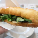 PHONG THANG - Bánh mì đặc biệt（特製バインミー）※ハム・焼き豚肉・パテ・チーズ・野菜