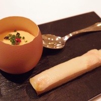 コンヴィヴィアリテ - 小さな前菜。卵、フォアグラのムースにチーズのついたパンをつけて食べます