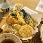 Udon Ya Tsunagu - 春の天ぷら　菜の花・新ごぼう・れんこん・とり・えび・ちくわ　追加のなす