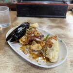 豊野丼 - 別皿の烏賊¥600はゲソの素揚げや肝の天ぷら付き、ガーリックチップとネギたっぷりで美味！