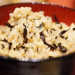 二代目 甚八 - ひじきを満遍なく混ぜ込んで、味の染みた鰹節をまぶしてあります。