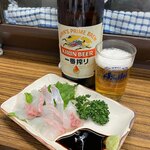 立呑み処 入部酒店 - 瓶ビールとイシダイお造り
