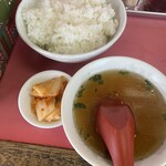 Fukuraiken - 中華ランチに付くご飯、自家製キムチ、スープ。このスープがラーメン用に出されるもので、鶏ガラ系で非常に美味しかった。