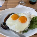 Eggs'n Things - “照焼ロコモコ”。本場ハワイより断然美味しいです。食材の違いが大きいと思います。卵の黄身の色合いもハワイとは相当異なります。