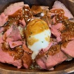 Gingushi Furenchi Naozu Kicchin - 特製ローストビーフ丼 温泉玉子付き、　　　　　　　　　西洋わさびソース