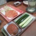 ハムカツにみそきゅうり〜　アテですわね