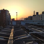 241631845 - 藤沢駅連絡通路からの夕焼けと富士山