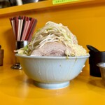 Ramen Jirou - 小ラーメン 950円、ウズラ 150円 ※コールは「野菜マシマシ、ニンニク」
                        2024年4月6日