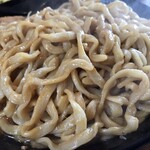 ラーメン二郎 - 丼底から引っ張り出したスープ吸いまくりの麺。