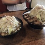 ラーメン二郎 - （左）大ラーメン　ニンニクマシマシ・アブラ。（右）大ラーメン麺マシ・豚マシ　ヤサイマシマシ・ニンニク・アブラ。